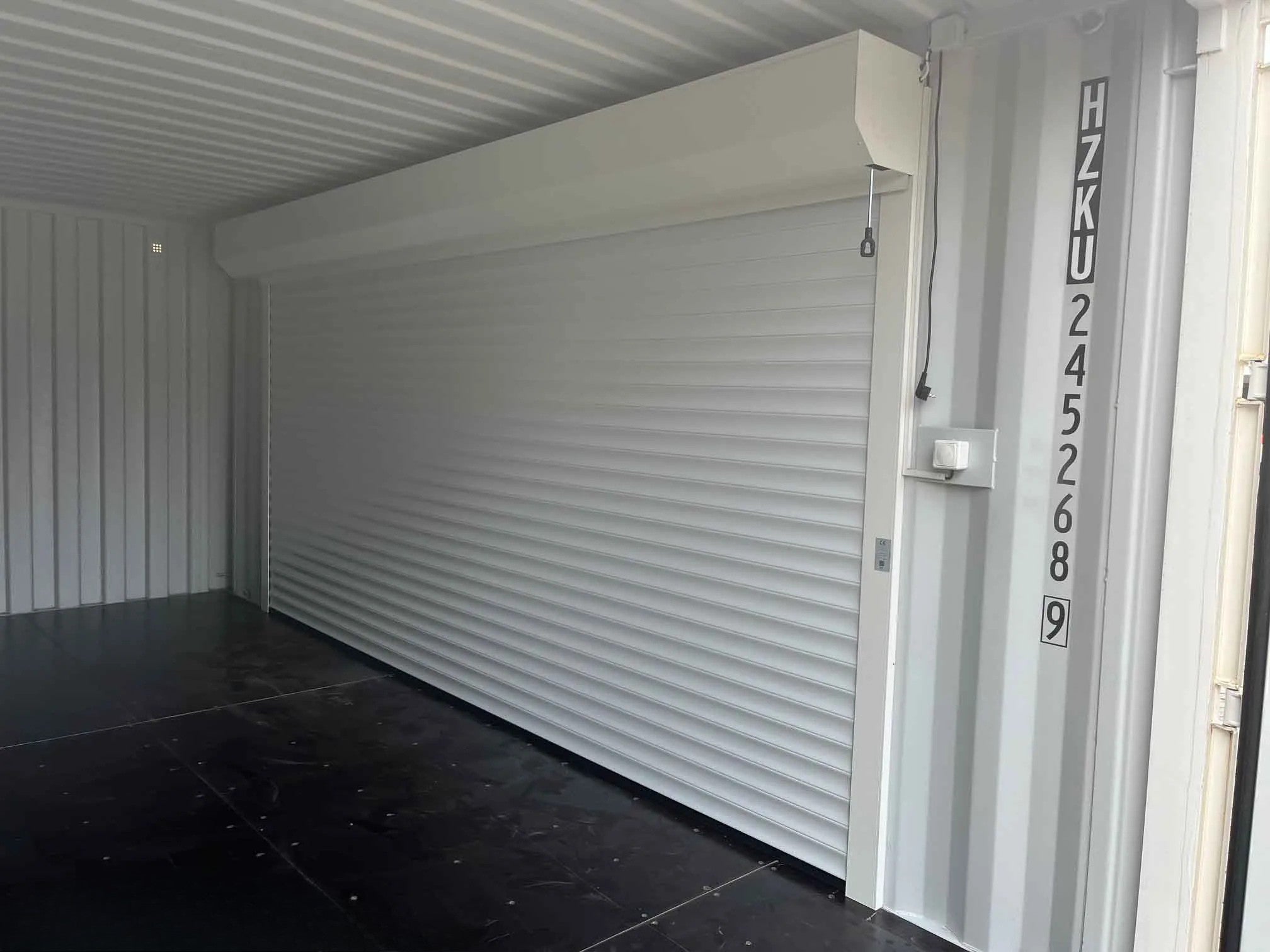 Contenedor marítimo de 20 pies en color blanco RAL 9010 con persiana lateral manual – HZKU 245 268-9